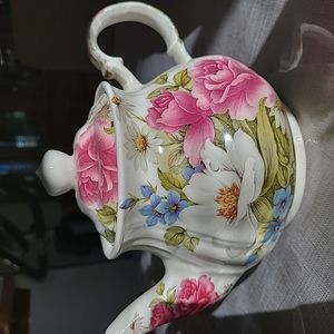 A Sadler flowered English teapot.   Holds 32 ounces of water or 4 cups.
